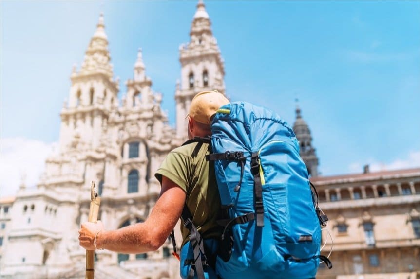 fare il Cammino di santiago da soli pellegrino arriva alla cattedrale di santiago