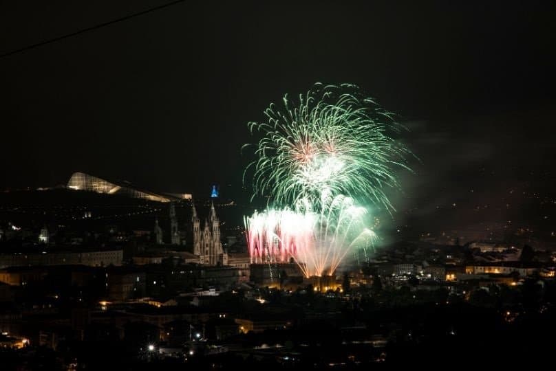Santiago di compostela illuminata dai fuochi d'artificio