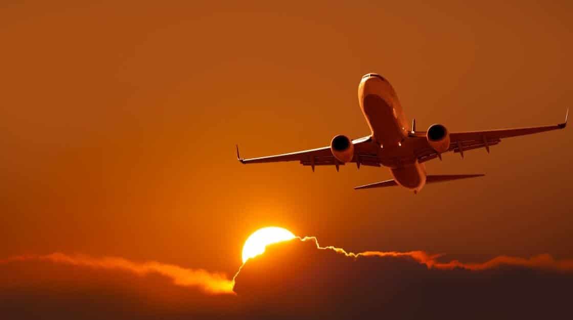 Aereo in volo al tramonto