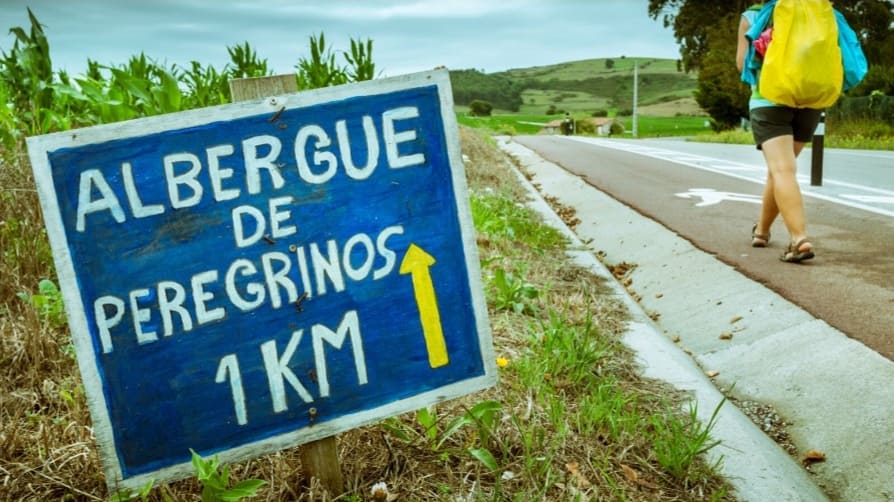 Cartello che indica un albergue