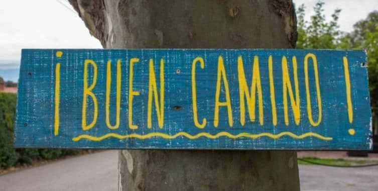 Cartello con scritta buen camino per comunicare nel cammino di santiago