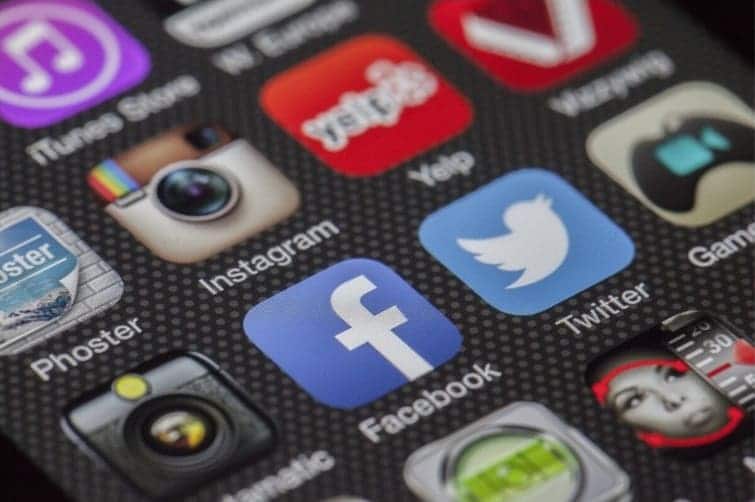 Display di uno smartphone con icone social network