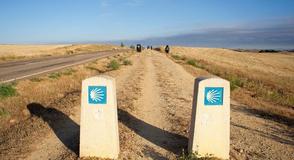 Due mojon sul un sentiero del cammino di santiago
