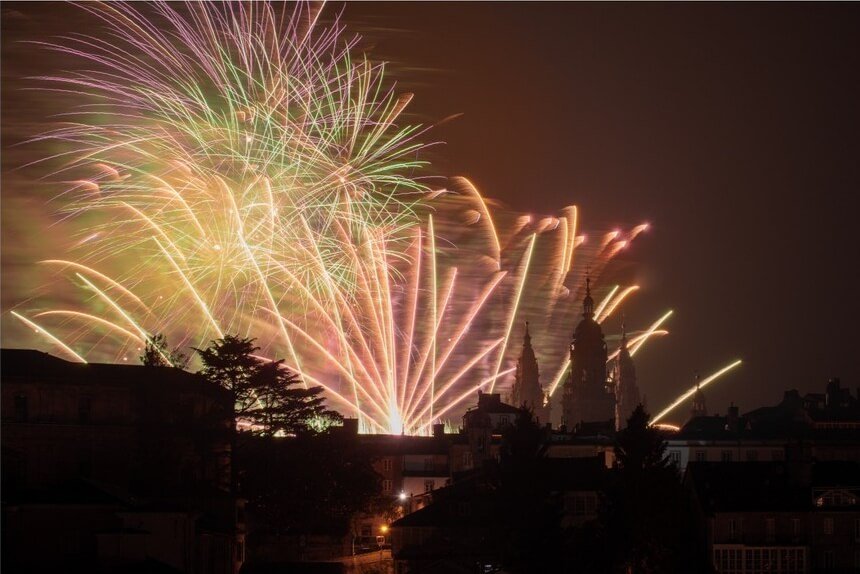 Fuochi d'artificio per festa di santiago di compostela