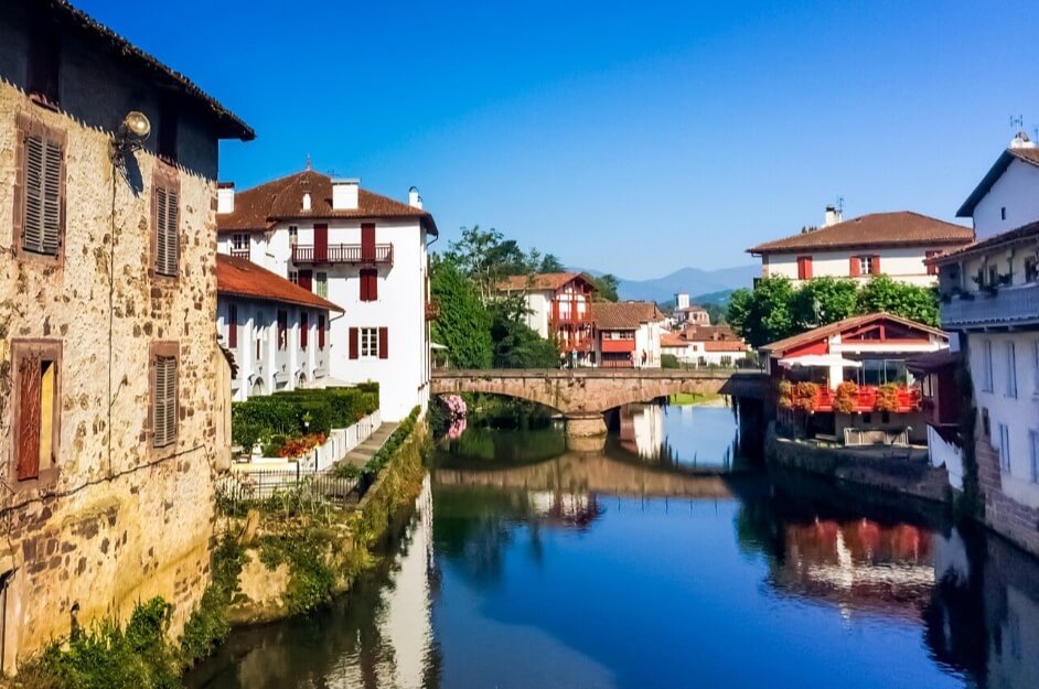 Il fiume che attraversa san jean pied de port