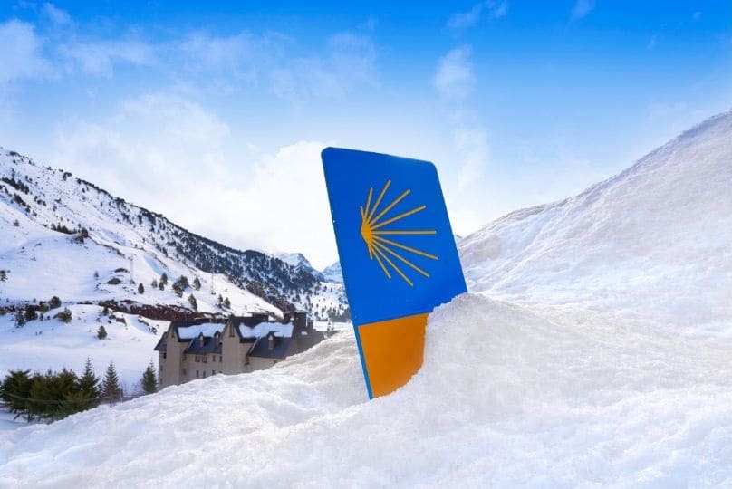 Indicazione del cammino di santiago di compostela sepolta dalla neve
