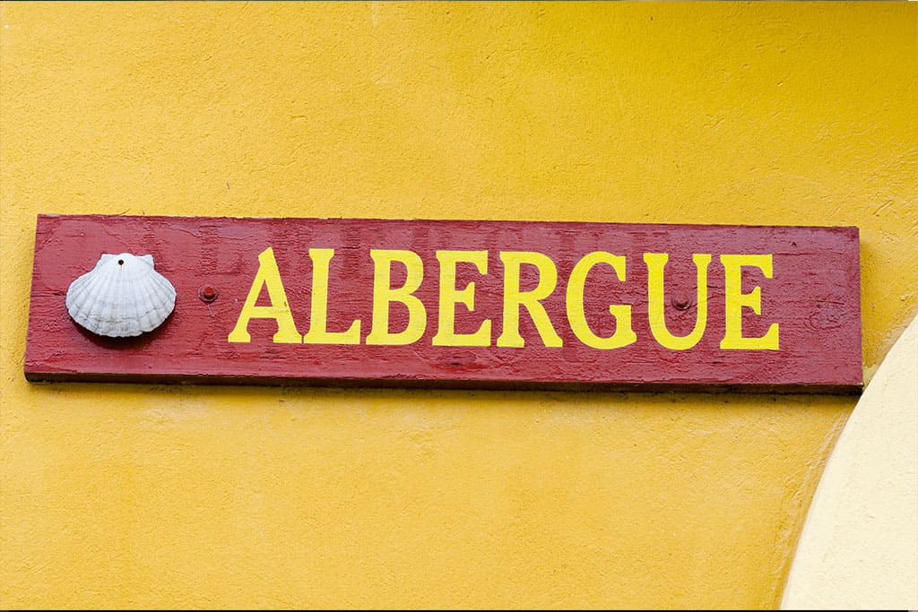 Insegna albergue con conchiglia