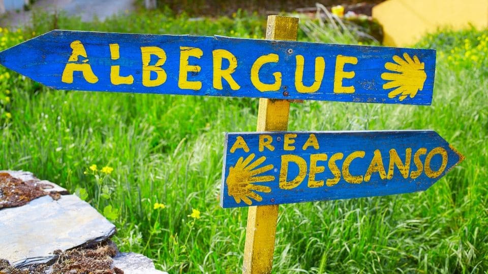 Insegna albergue e aria ristoro