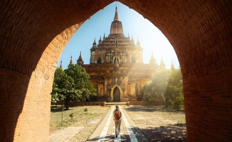 Lungo i cammini spirituali un pellegrino va in un tempio in myanmar