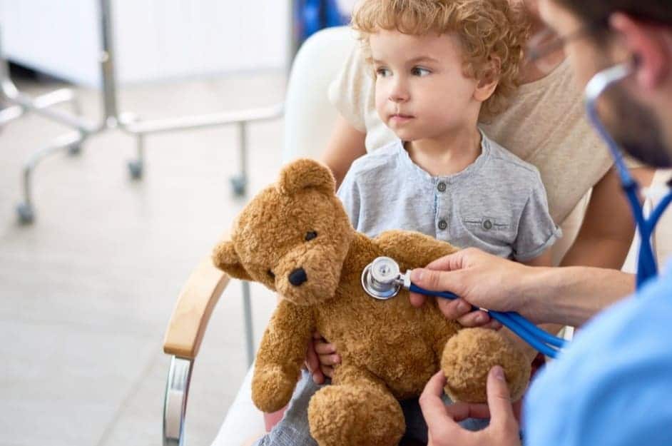 Medico visita l'orsacchiotto di un bambino