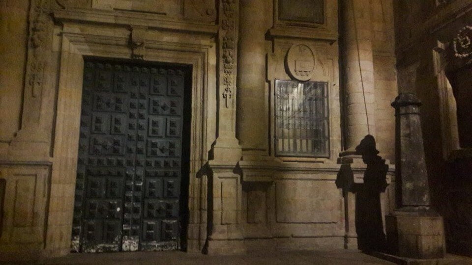 Ombra del pellegrino nella piazza di santiago di compostela