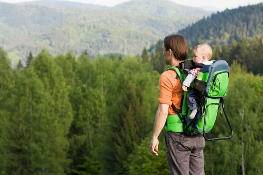 Padre trasporta bambino nello zaino