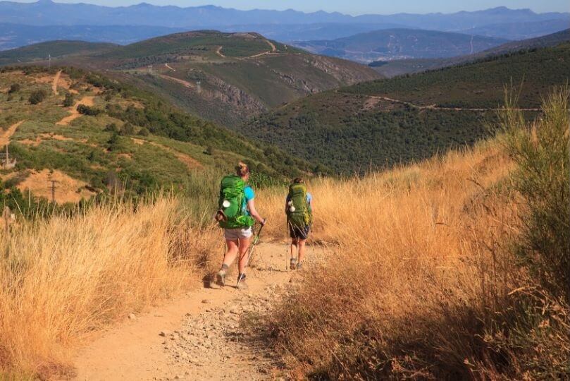 Pellegrine percorrono il cammino di santiago completo