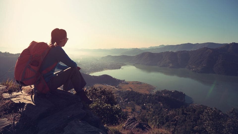 Ragazza guarda il panorama sottostante