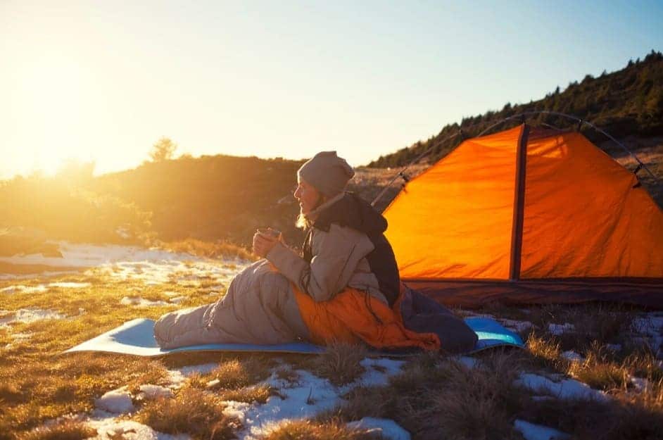 Ragazza in tenda si sveglia al mattino presto