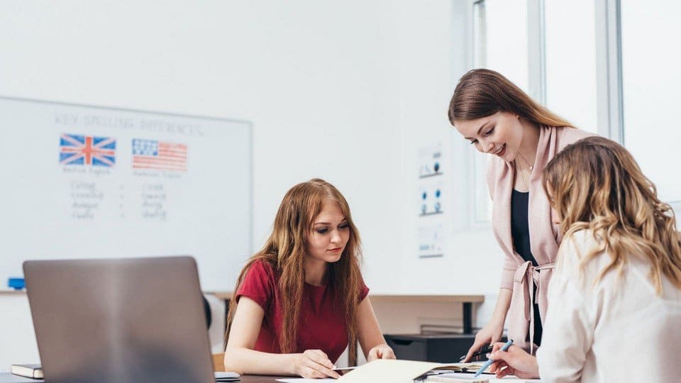Ragazze fanno lezione di inglese con insegnante