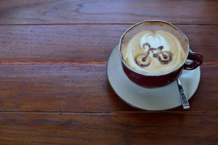 Schiuma del cappuccino con disegno bicicletta