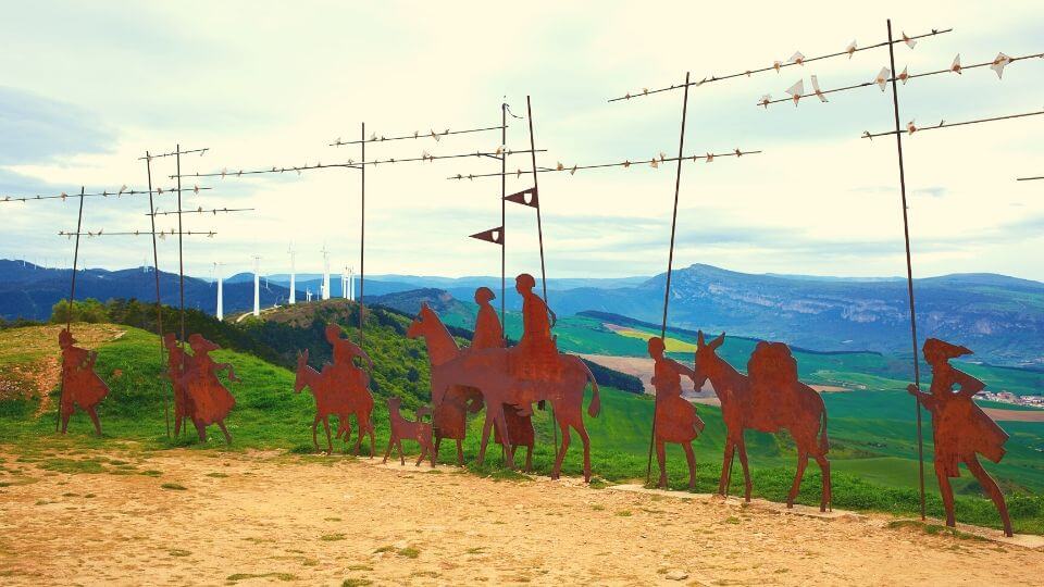 Scultura in ferro di pellegrini all'alto del perdon