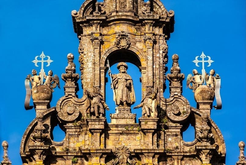 Statua di santiago in cima alla cattedrale