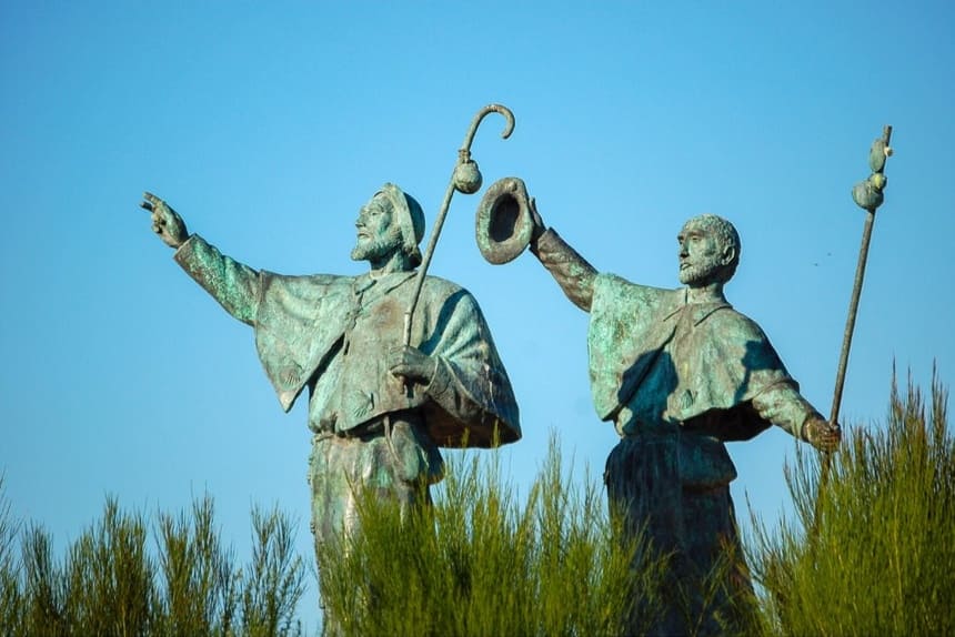 Statua di pellegrini che salutano e gioiscono