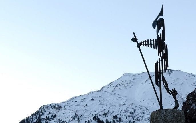 Statua moderna di un pellegrino sul cammino aragonese