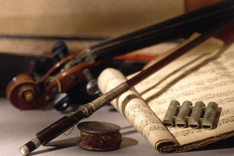 Strumenti musicali antichi con spartiti