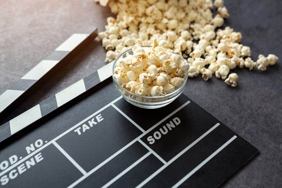 Tavoletta ciak con ciotola di pop corn