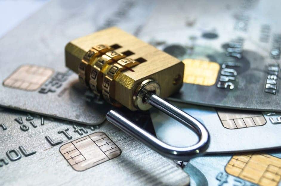 Un lucchetto poggiato su carte di credito