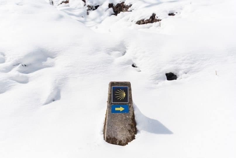 Un mojon del cammino di santiago tra la neve