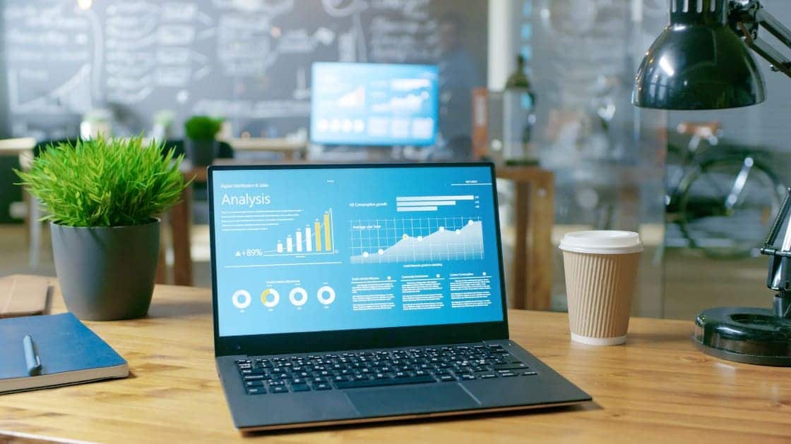 Un notebook con grafici sullo schermo