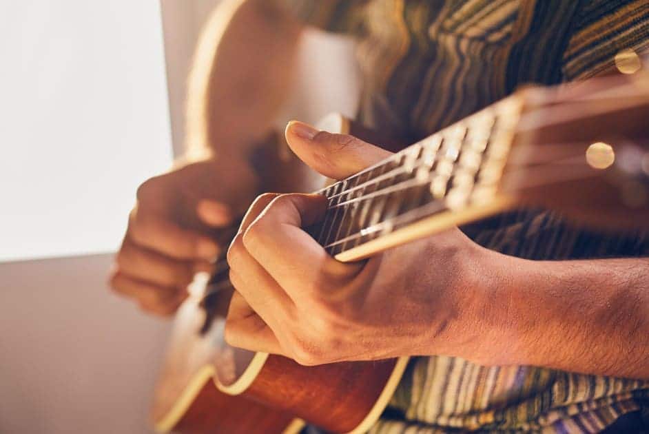 Un ragazzo suona una chitarra