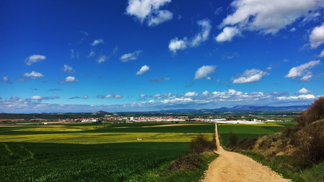 Un sentiero in terra battuta sul cammino di santiago
