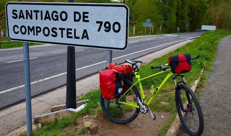 Una bici vicino ad un cartello 790 km a santiago