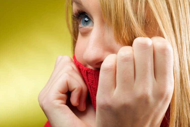 Una ragazza con una sciarpa rossa sul viso
