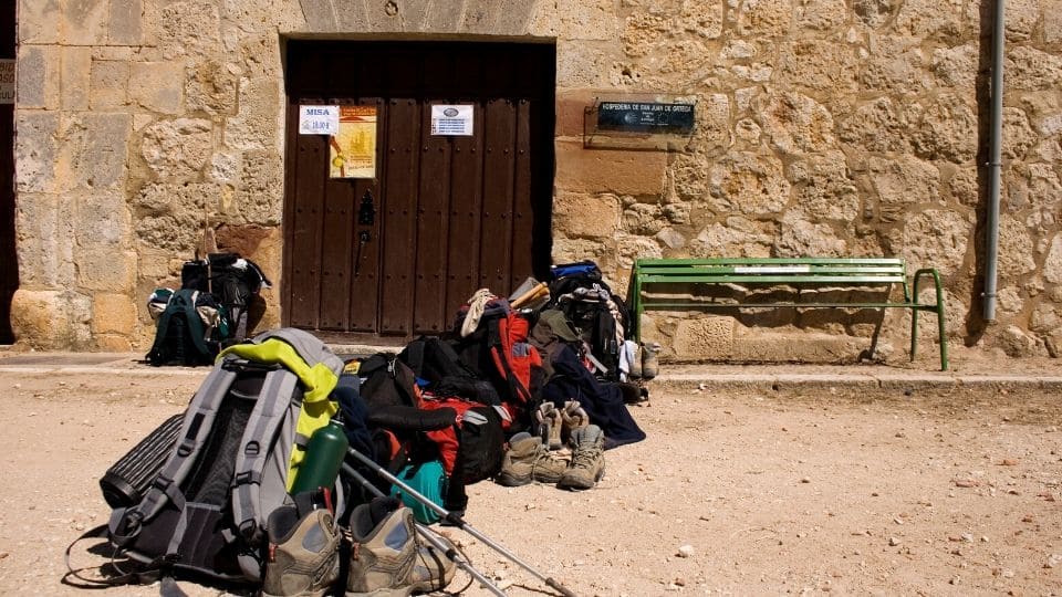 Zaini a terra in fila davanti albergue in attesa hospitalero