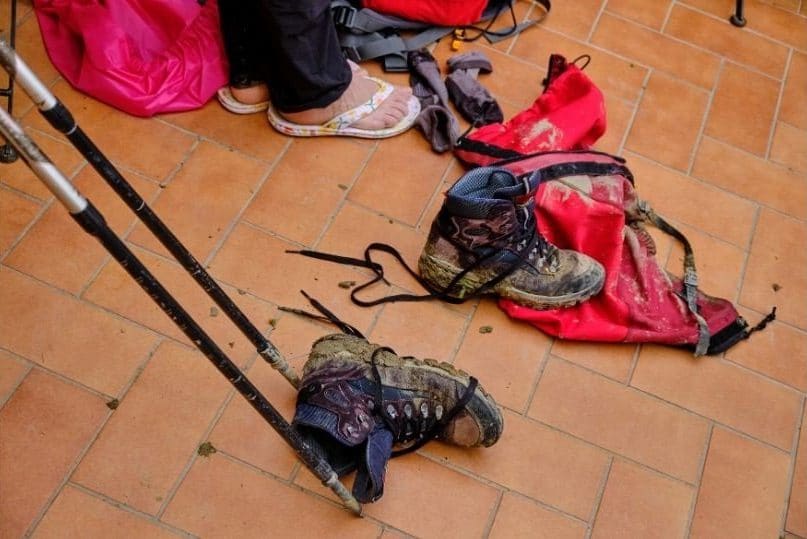 Attrezzatura da escursionismo sporca di fango