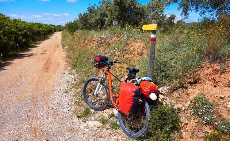 Bici di un pellegrino su un sentiero