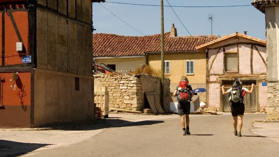 Due pellegrine in cammino