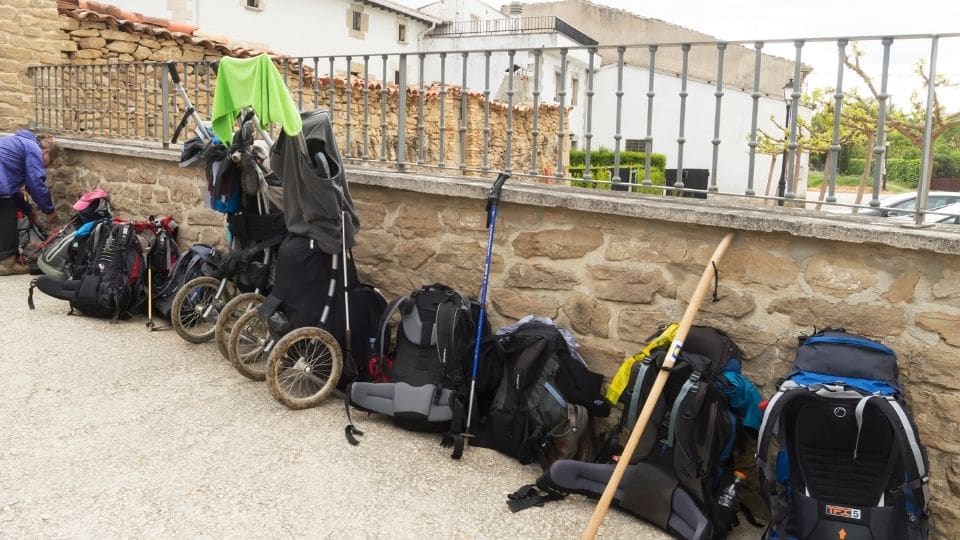 Fila di zaini davanti a un ostello