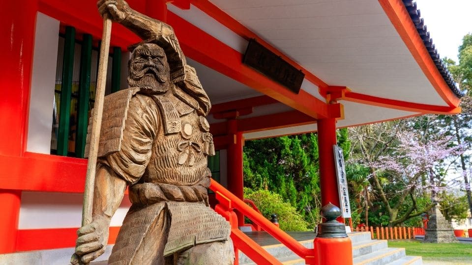 Statua fuori da un tempio kumano