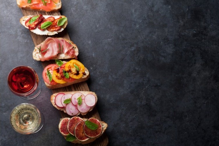 Tapas e vino su un tavolo