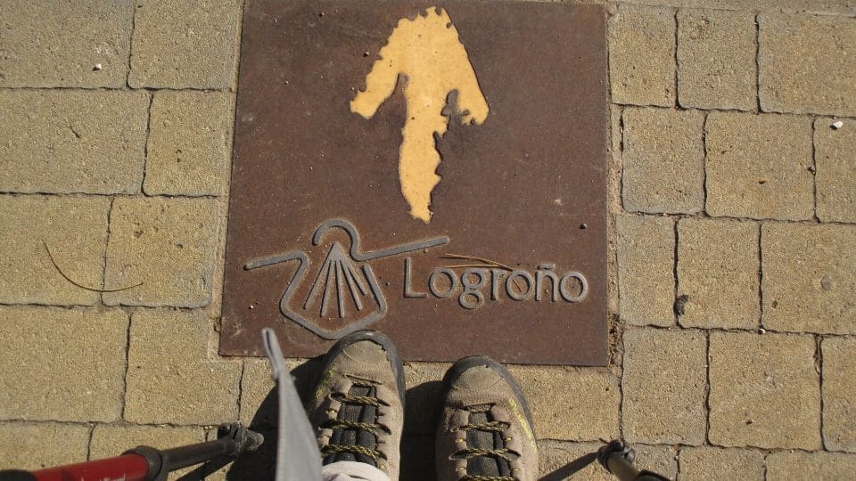 Una freccia gialla indica la strada a logroño