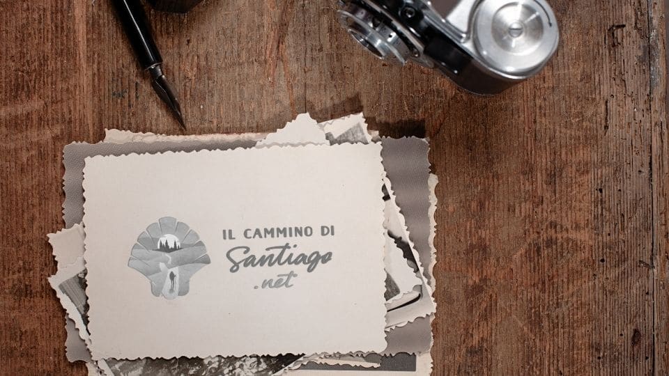 Una macchina fotografica e foto antiche