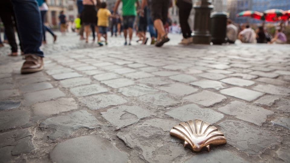 Conchiglia in metallo su una strada