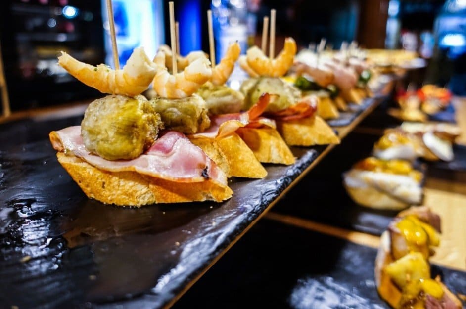 Foto di tapas esposte sul bancone di un bar