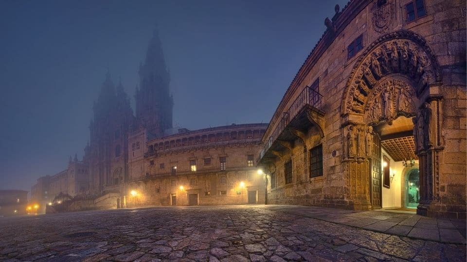 la cattedrale nella foschia ti fa chiedere se il Cammino di Santiago ti cambia la vita