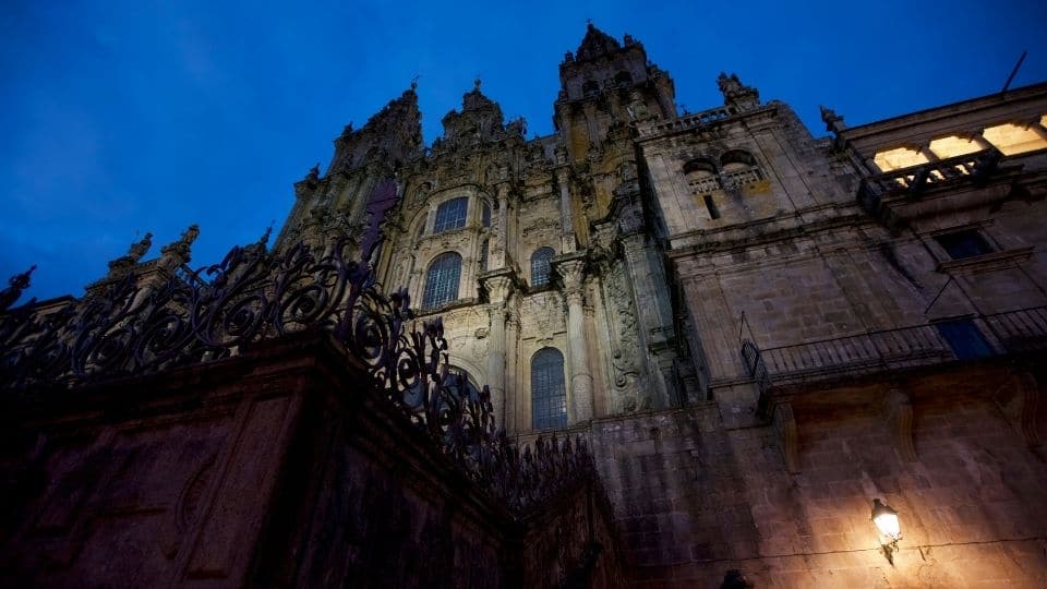 La cattedrale di santiago di compostela di notte
