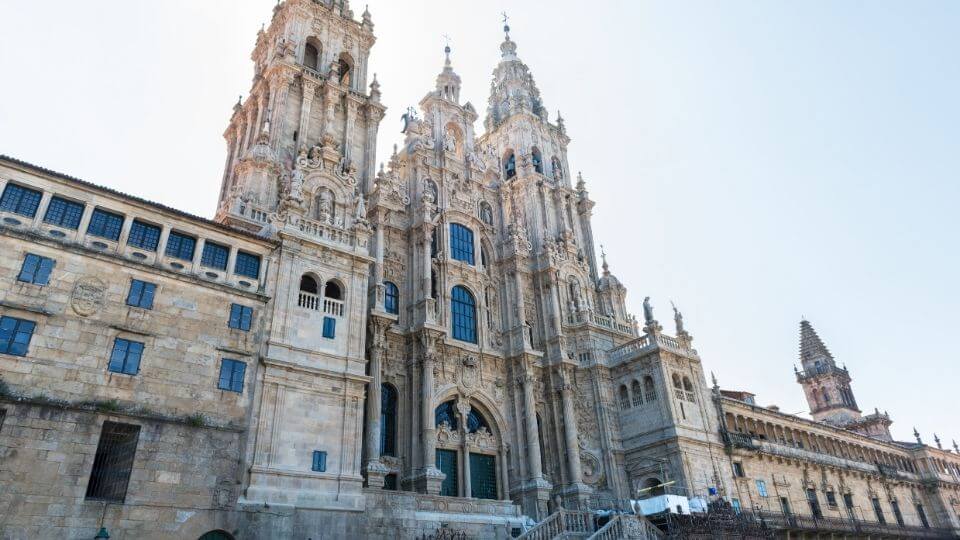 La cattedrale di santiago illuminata dal sole