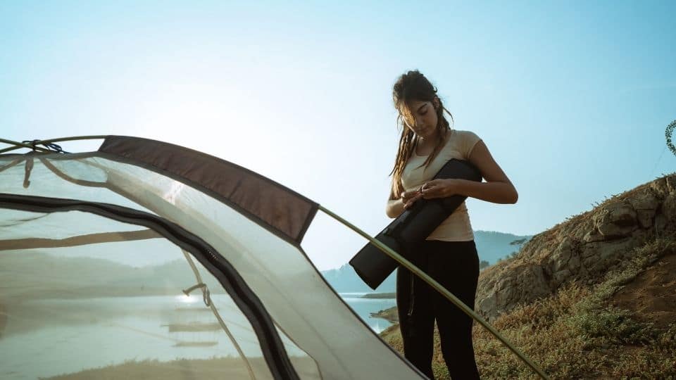 Ragazza con tenda e materassino