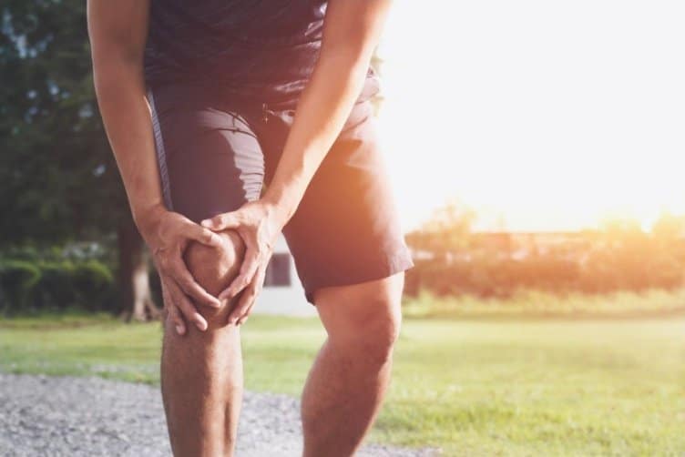 Sportivo si tiene il ginocchio dolorante